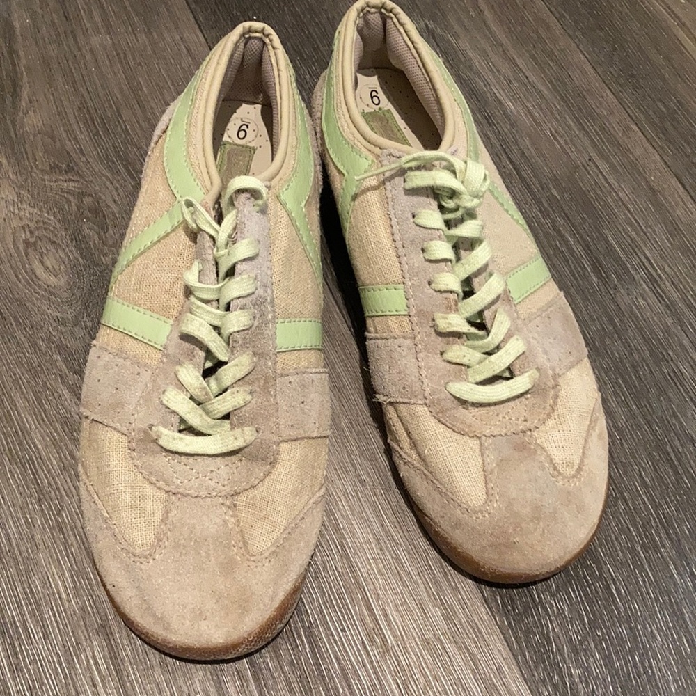Retro looking Vans sneakers